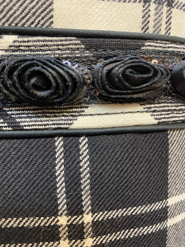 20er Jahre Tageskleid Gr. 42 mit kariertem Wollkleid, Hut, Handschuhen und Kette
