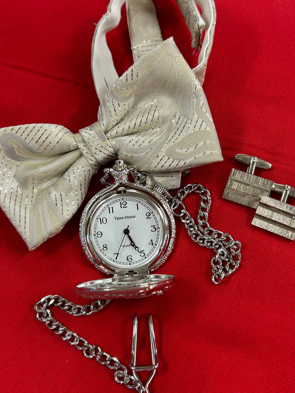 Kompletter Set-Inhalt: Taschenuhr mit Kette, Fliege und Manschettenknöpfe im 20er-Jahre-Stil
