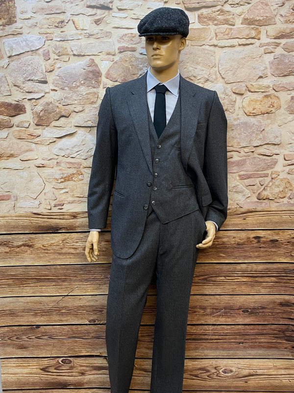„20er Jahre Herren Anzug komplett mit Weste und Schiebermütze im Nadelstreifen Look“