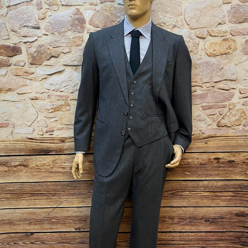 „20er Jahre Herren Anzug komplett mit Weste und Schiebermütze im Nadelstreifen Look“