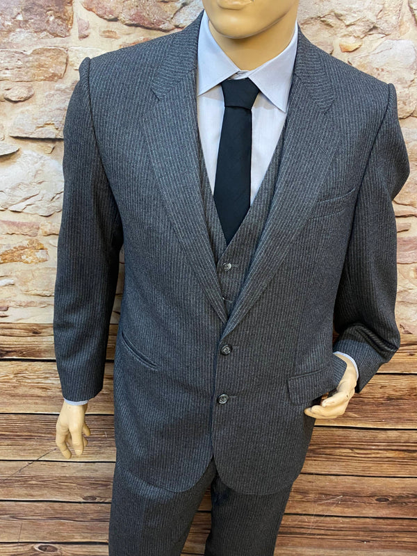 „Vintage Herren Outfit im Peaky Blinders Stil mit Weste, Hemd und Krawatte“