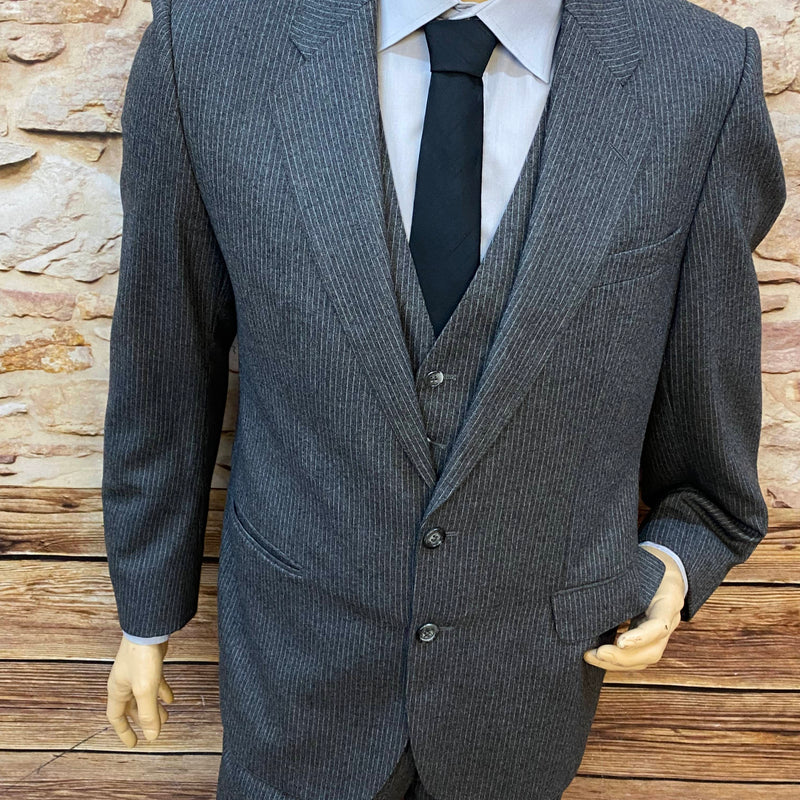 „Vintage Herren Outfit im Peaky Blinders Stil mit Weste, Hemd und Krawatte“