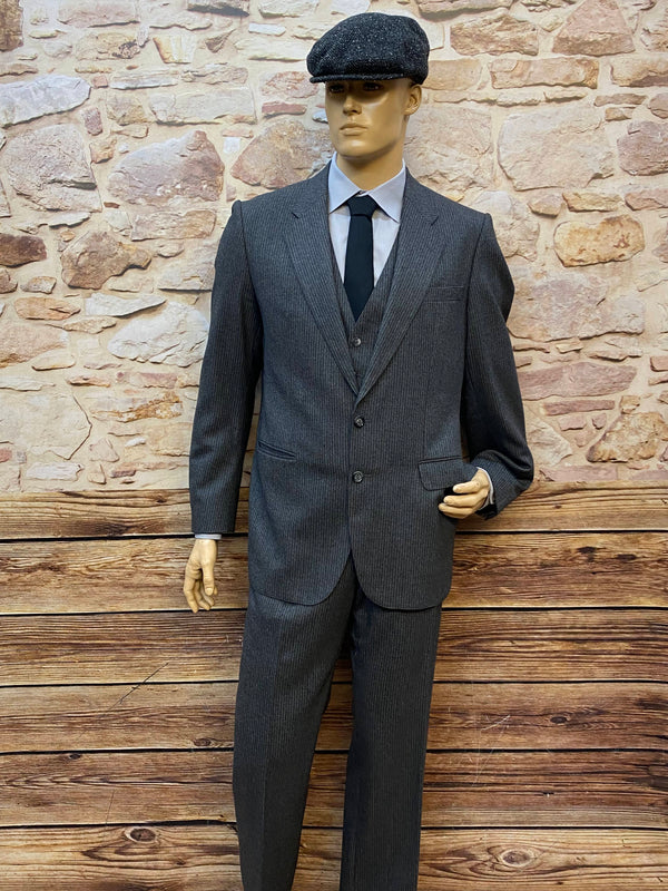 „Klassisches 1920er Jahre Herren Outfit in Grau mit Schiebermütze“