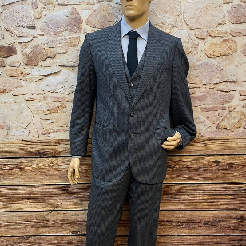 „Klassisches 1920er Jahre Herren Outfit in Grau mit Schiebermütze“
