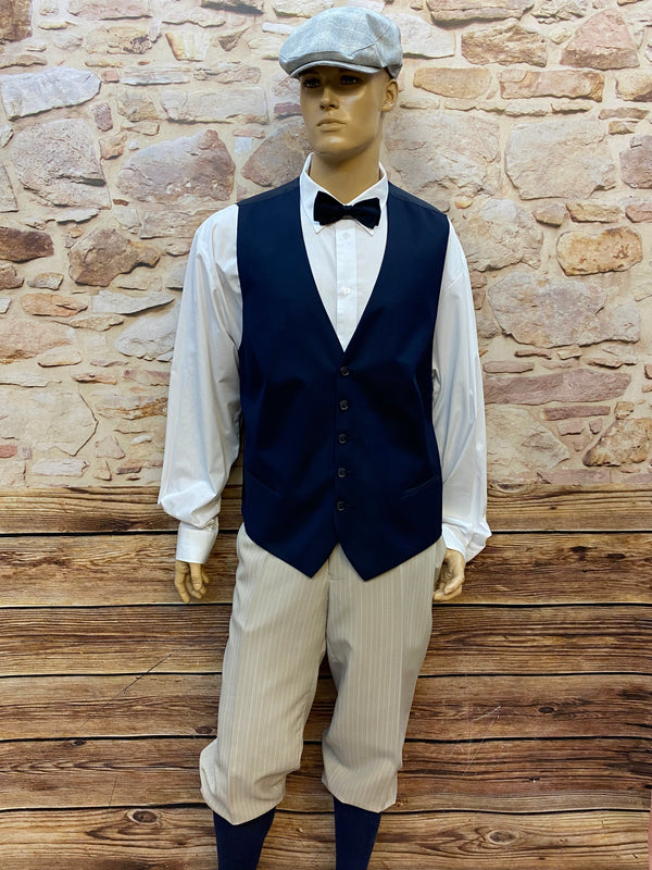 20er Jahre Herren Knickerbocker Outfit Größe 60 beige dunkelblau mit Weste Hemd Fliege und Schiebermütze