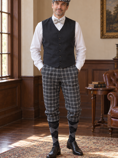 Herrenmodell im grauen 20er-Jahre-Knickerbocker-Outfit mit Karohose, Weste und Schiebermütze in Größe 54/56
