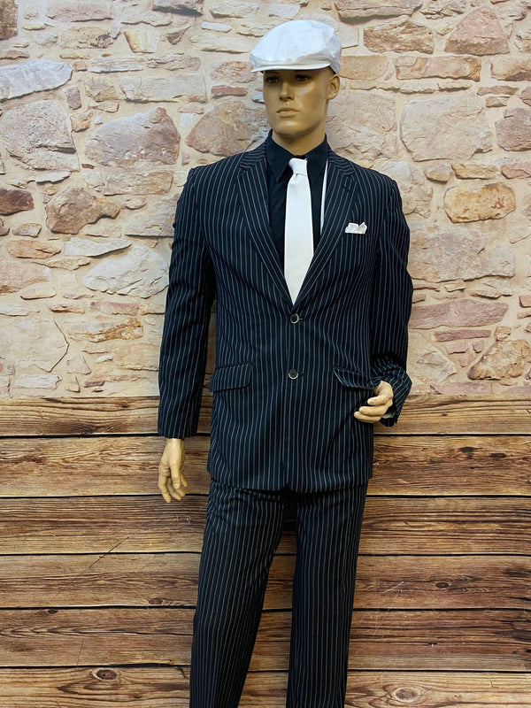 20er Jahre Herren Outfit mit schwarzem Nadelstreifenanzug Gr. 52/50, weißer Krawatte und Schirmmütze
