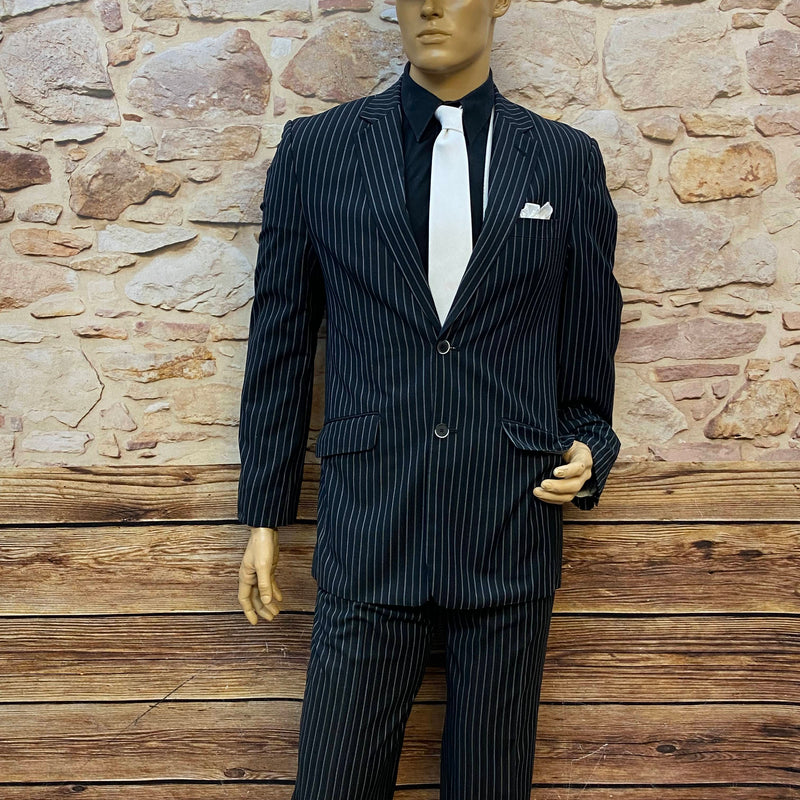 20er Jahre Herren Outfit mit schwarzem Nadelstreifenanzug Gr. 52/50, weißer Krawatte und Schirmmütze