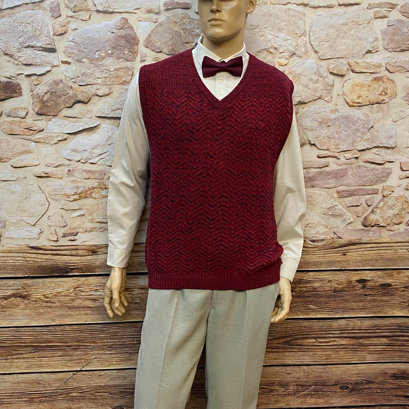 Komplettes Vintage-Herren-Outfit der 1920er: hellgraue Bundfaltenhose Gr. 52, cremefarbenes Hemd 42, dunkelroter Pullunder 54, burgunderrote Fliege & Patchwork-Schiebermütze 59