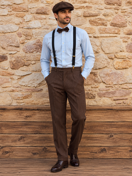 20er Jahre Herren Outfit mit brauner Nadelstreifenhose, hellblauem Hemd, Hosenträgern, Fliege und Schiebermütze am Model