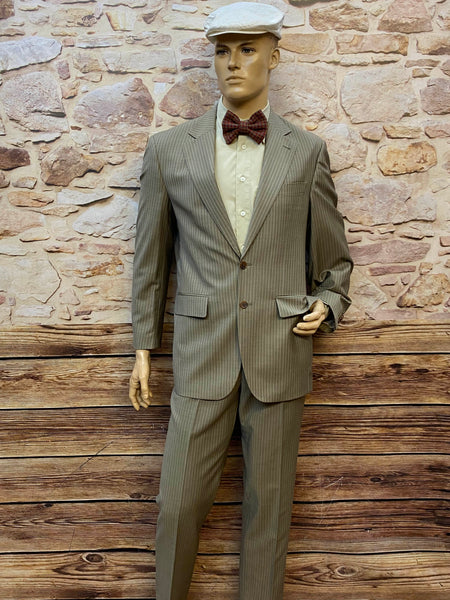 Herren Outfit im 20er Jahre Stil in Größe 48 mit grauem Nadelstreifenanzug, hellem Hemd, handgemachter Fliege und heller Schiebermütze