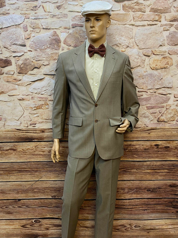 Herren Outfit im 20er Jahre Stil in Größe 48 mit grauem Nadelstreifenanzug, hellem Hemd, handgemachter Fliege und heller Schiebermütze