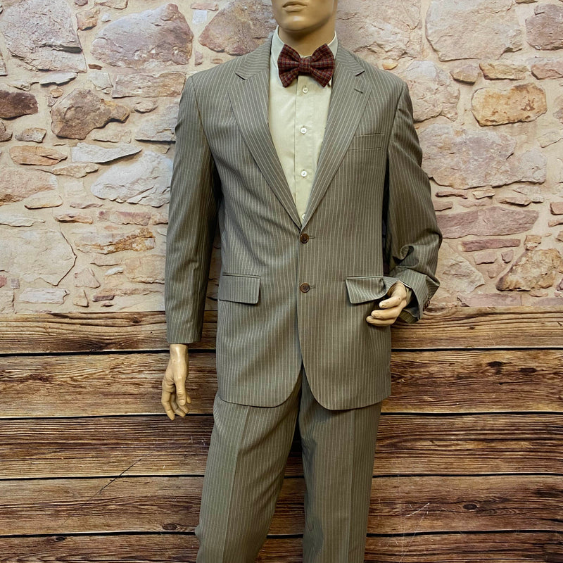 Herren Outfit im 20er Jahre Stil in Größe 48 mit grauem Nadelstreifenanzug, hellem Hemd, handgemachter Fliege und heller Schiebermütze