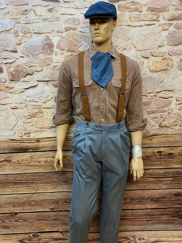 Kariertes Wrangler Hemd mit blauer Schlupfkrawatte und braunen Hosenträgern im 20er Jahre Stil
