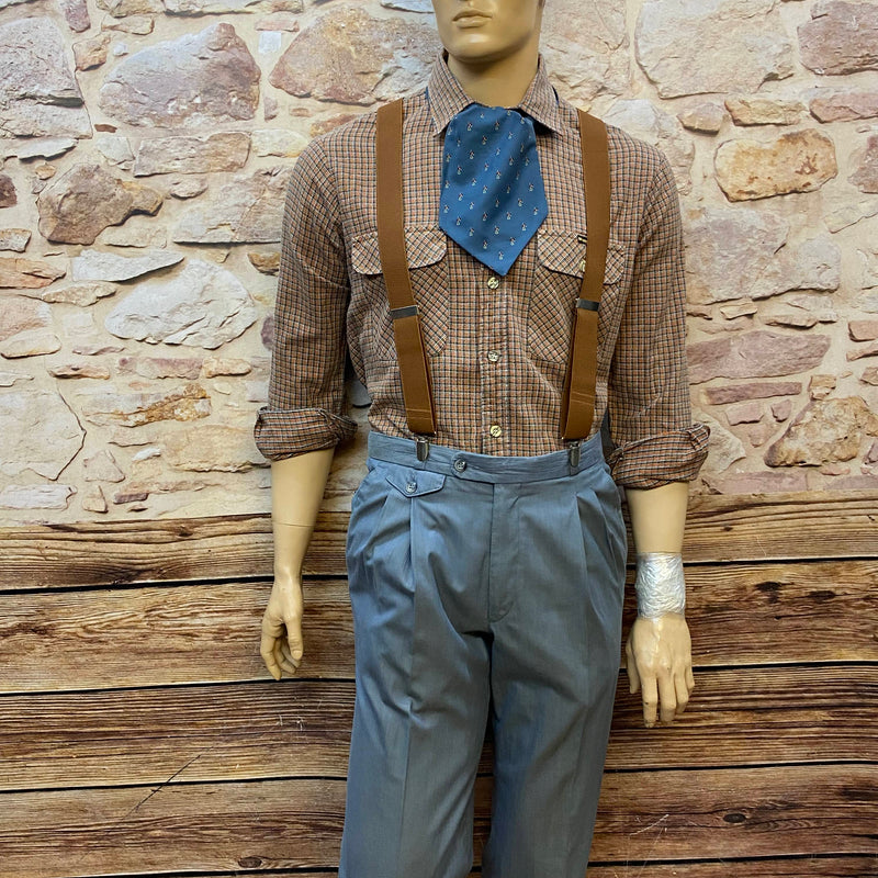 Kariertes Wrangler Hemd mit blauer Schlupfkrawatte und braunen Hosenträgern im 20er Jahre Stil