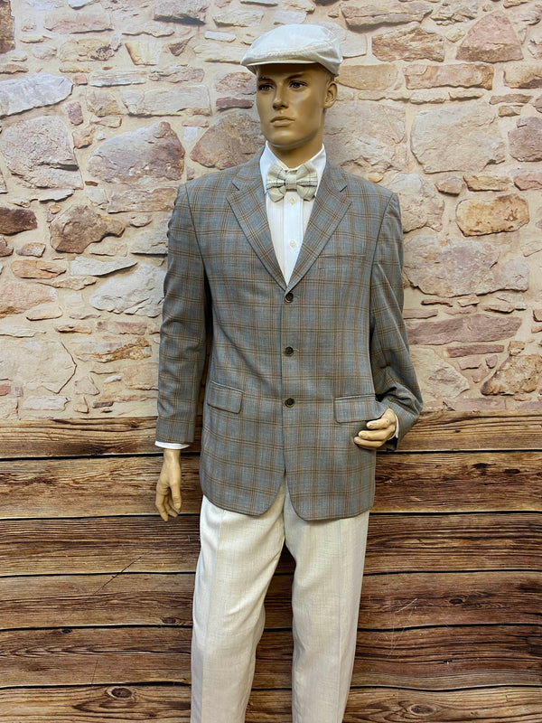 20er Jahre Herren Outfit Gr. 50 mit kariertem René Lezard Sakko cremefarbener Hose Schiebermütze und Fliege