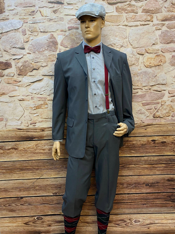 20er Jahre Herren Outfit Gr. 50 mit grauem Sakko, Knickerbocker, Hemd, Fliege, Hosenträgern und Schiebermütze