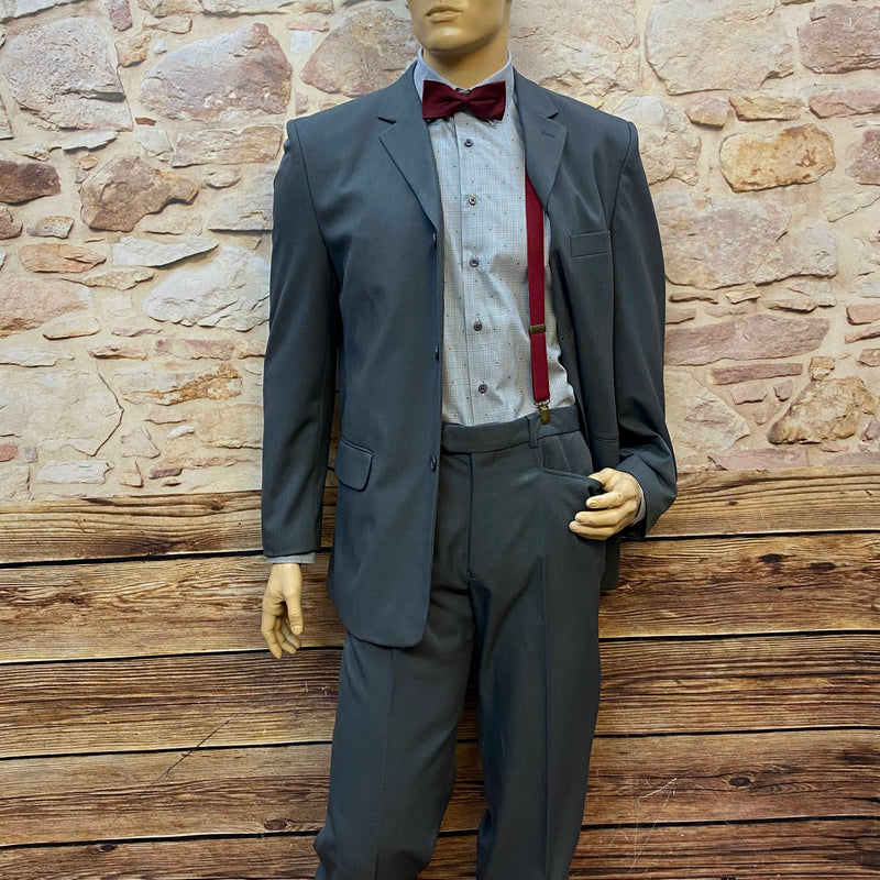 20er Jahre Herren Outfit Gr. 50 mit grauem Sakko, Knickerbocker, Hemd, Fliege, Hosenträgern und Schiebermütze