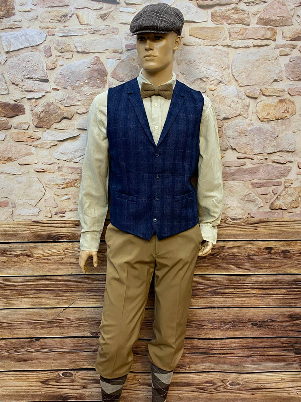 20er Jahre Herren Outfit Gr. 50 mit blauer Weste beiger Knickerbockerhose Schiebermütze Fliege und Rautenstrümpfen