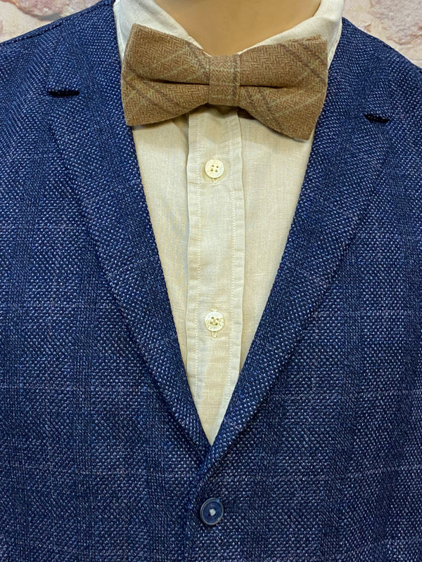 Detail der dunkelblauen Weste und beigen Fliege vom 20er Jahre Herren Vintage Outfit