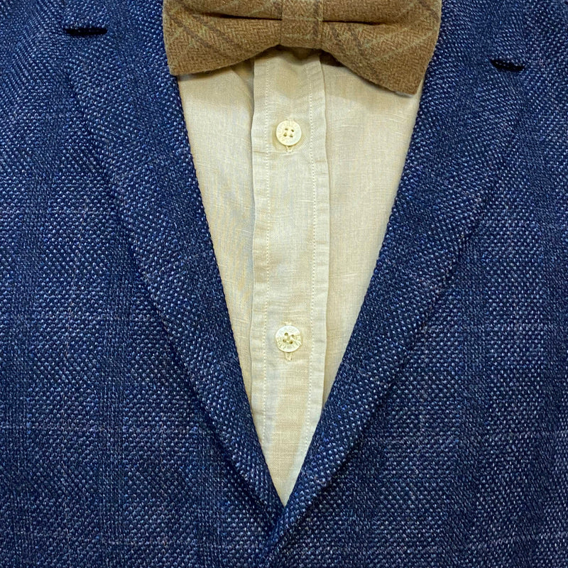 Detail der dunkelblauen Weste und beigen Fliege vom 20er Jahre Herren Vintage Outfit
