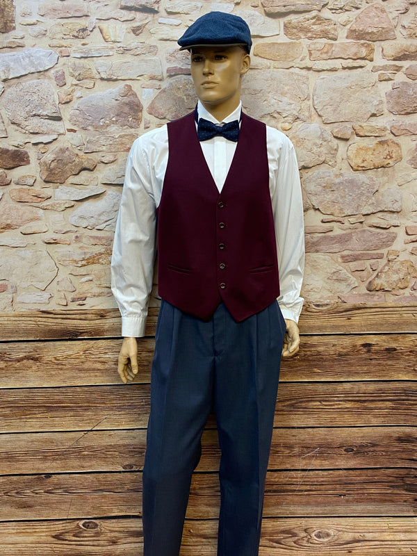 20er Jahre Herren Outfit Gr. 50 mit bordeauxroter Weste, grauer Bundfaltenhose, Hemd, Fliege und Schiebermütze