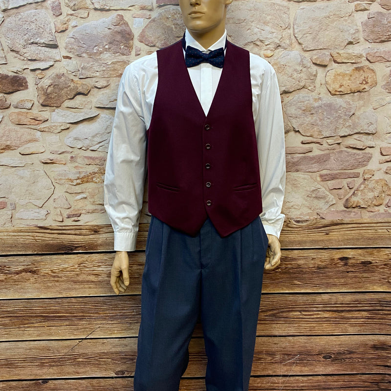 20er Jahre Herren Outfit Gr. 50 mit bordeauxroter Weste, grauer Bundfaltenhose, Hemd, Fliege und Schiebermütze
