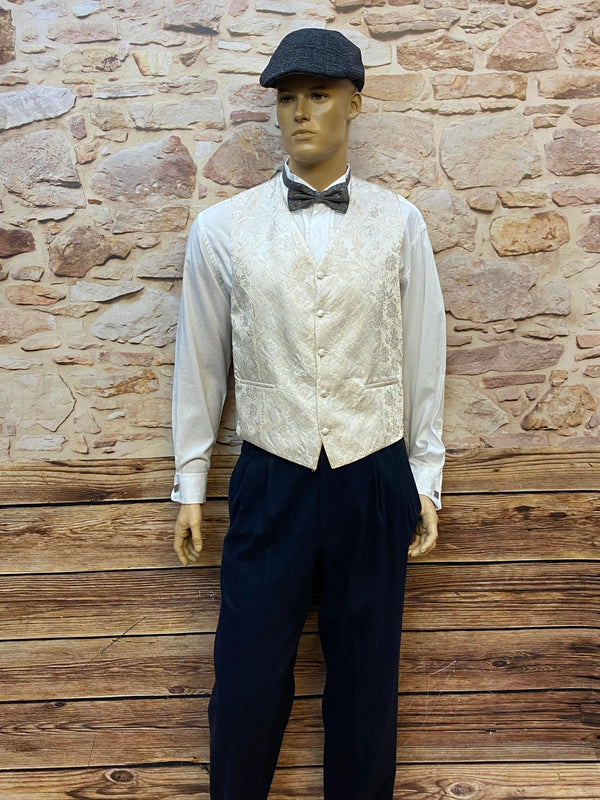 20er Jahre Herren Outfit Gr. 50 mit heller Weste, dunkler Hose, Hemd, Fliege und Schiebermütze