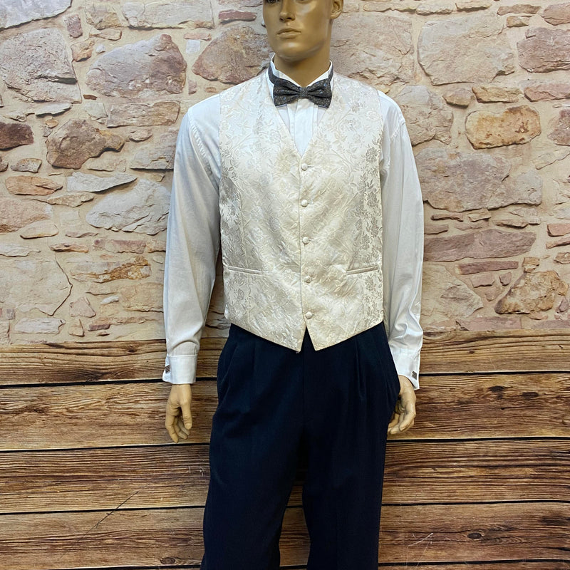 20er Jahre Herren Outfit Gr. 50 mit heller Weste, dunkler Hose, Hemd, Fliege und Schiebermütze