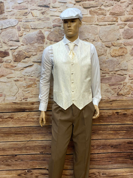 20er Jahre Herren Outfit Gr. 52 mit cremefarbener Jacquardweste, brauner Nadelstreifenhose, weißem Hemd und Schiebermütze