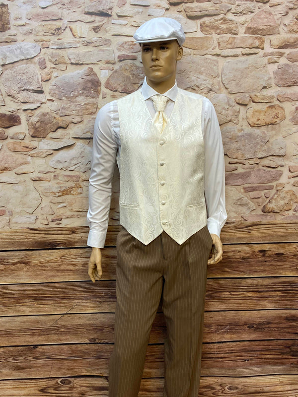 20er Jahre Herren Outfit Gr. 52 mit cremefarbener Jacquardweste, brauner Nadelstreifenhose, weißem Hemd und Schiebermütze