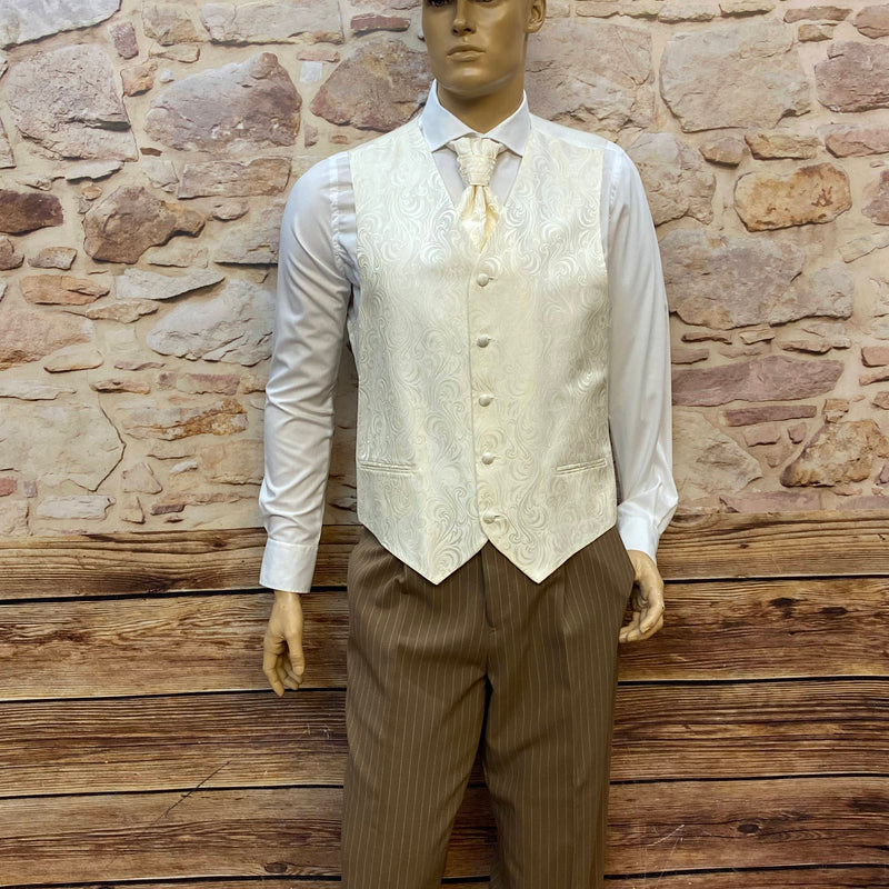 20er Jahre Herren Outfit Gr. 52 mit cremefarbener Jacquardweste, brauner Nadelstreifenhose, weißem Hemd und Schiebermütze