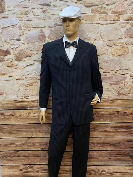 Herren Outfit im 20er Jahre Stil Gr. 52 mit schwarzem Nadelstreifenanzug, grauer Weste, weißem Hemd, Fliege und weißer Schiebermütze