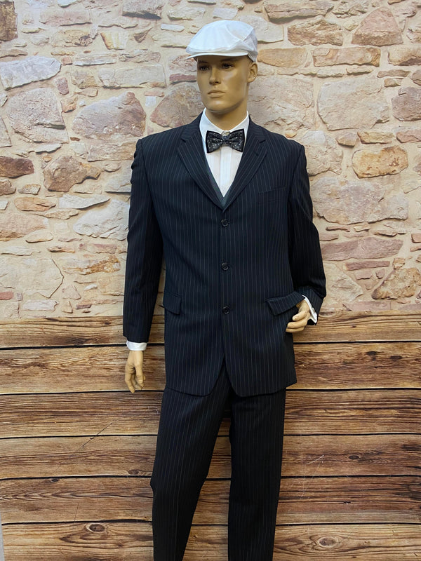 Herren Outfit im 20er Jahre Stil Gr. 52 mit schwarzem Nadelstreifenanzug, grauer Weste, weißem Hemd, Fliege und weißer Schiebermütze