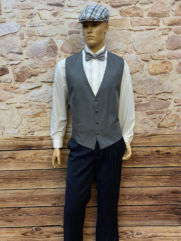 20er Jahre Herren Outfit Gr. 52 mit grauer Weste, Nadelstreifenhose, Smoking-Hemd, Fliege und Schiebermütze