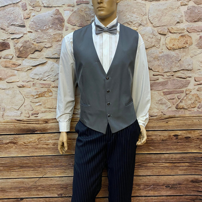 20er Jahre Herren Outfit Gr. 52 mit grauer Weste, Nadelstreifenhose, Smoking-Hemd, Fliege und Schiebermütze