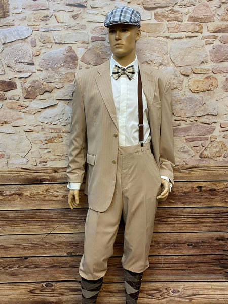 20er Jahre Herren Outfit in Beige mit Knickerbocker, weißem Hemd, karierter Fliege und Schiebermütze in Größe 54, Ansicht 1