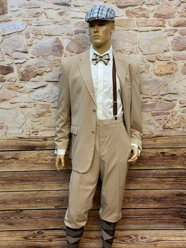 20er Jahre Herren Outfit in Beige mit Knickerbocker, weißem Hemd, karierter Fliege und Schiebermütze in Größe 54, Ansicht 1