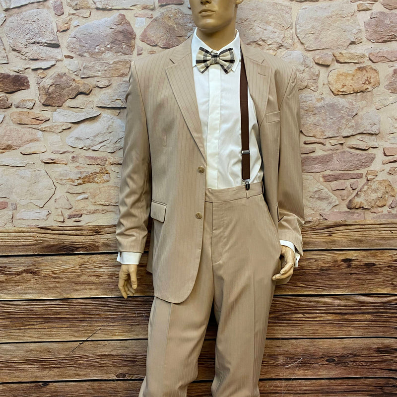 20er Jahre Herren Outfit in Beige mit Knickerbocker, weißem Hemd, karierter Fliege und Schiebermütze in Größe 54, Ansicht 1