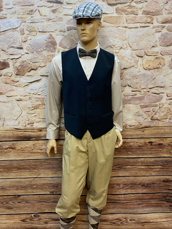 20er Jahre Herren Outfit Gr. 54 mit dunkelblauer Weste, beiger Knickerbockerhose, Schiebermütze, Fliege und Kniestrümpfen