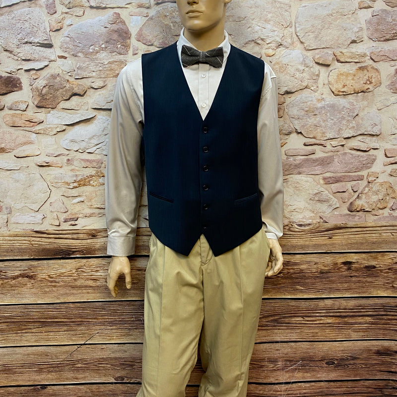 20er Jahre Herren Outfit Gr. 54 mit dunkelblauer Weste, beiger Knickerbockerhose, Schiebermütze, Fliege und Kniestrümpfen