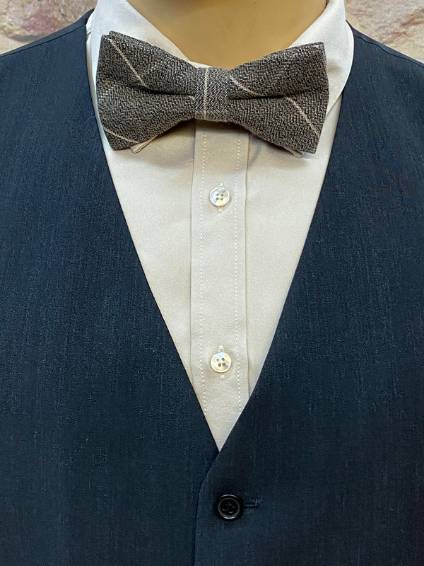 Detailansicht dunkelblaue Weste und gemusterte Fliege des 20er Jahre Herren Outfits
