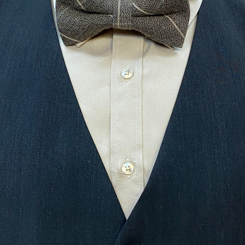 Detailansicht dunkelblaue Weste und gemusterte Fliege des 20er Jahre Herren Outfits