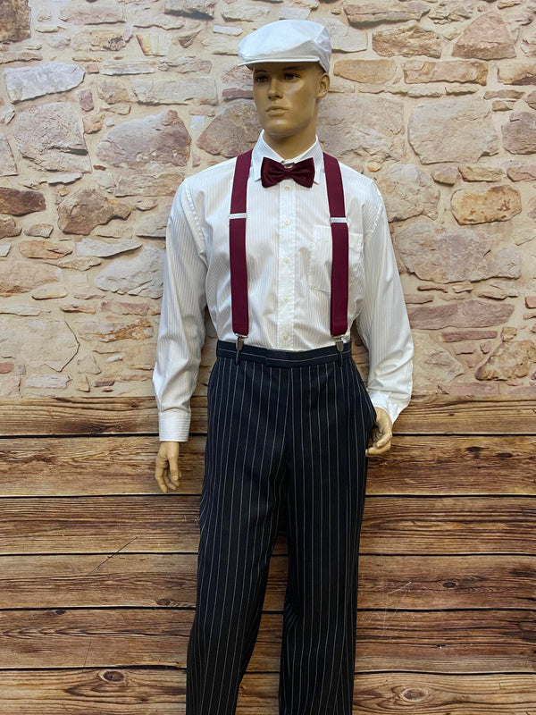 20er Jahre Herren Outfit Gr. 54 mit Nadelstreifenhose, weißem Hemd, bordeauxroten Hosenträgern und Fliege sowie weißer Schiebermütze