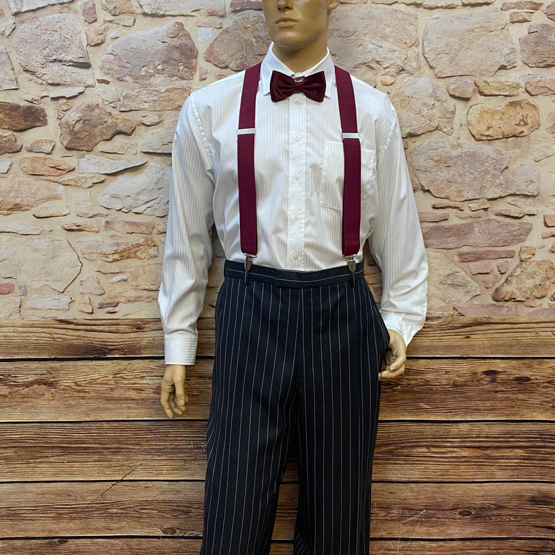 20er Jahre Herren Outfit Gr. 54 mit Nadelstreifenhose, weißem Hemd, bordeauxroten Hosenträgern und Fliege sowie weißer Schiebermütze