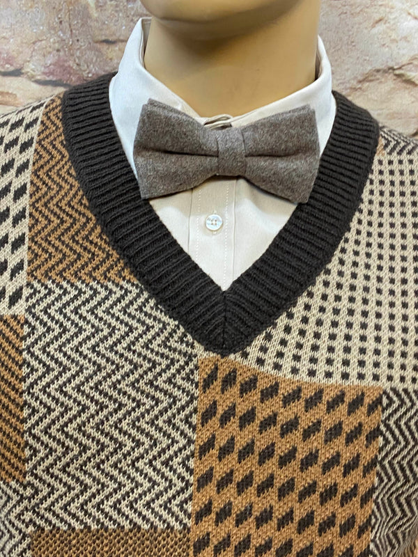 Gemusterter Vintage Herren Pullunder braun beige mit grauer Fliege im 20er Jahre Stil