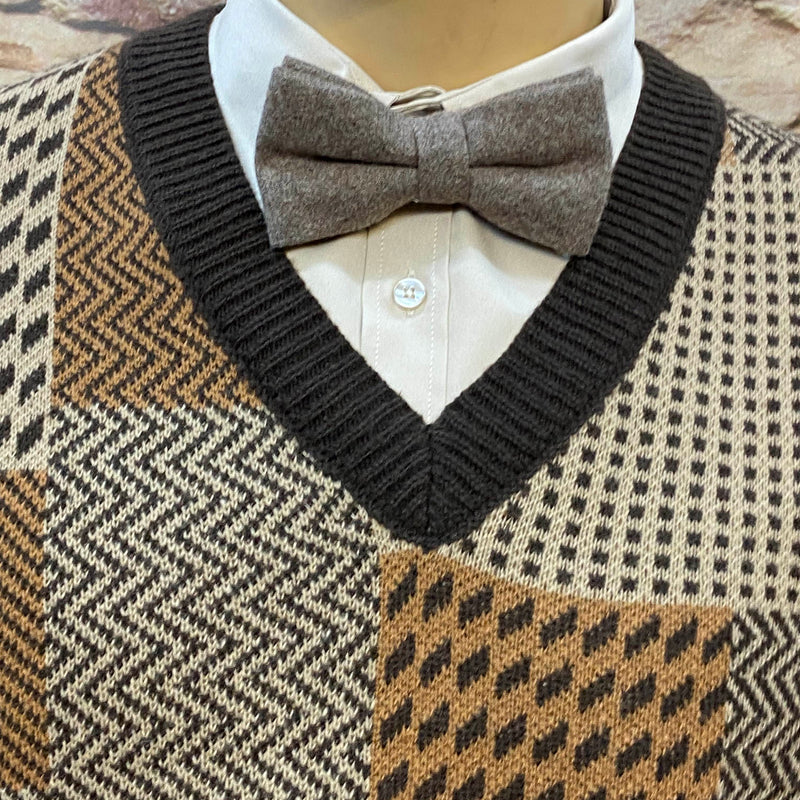 Gemusterter Vintage Herren Pullunder braun beige mit grauer Fliege im 20er Jahre Stil