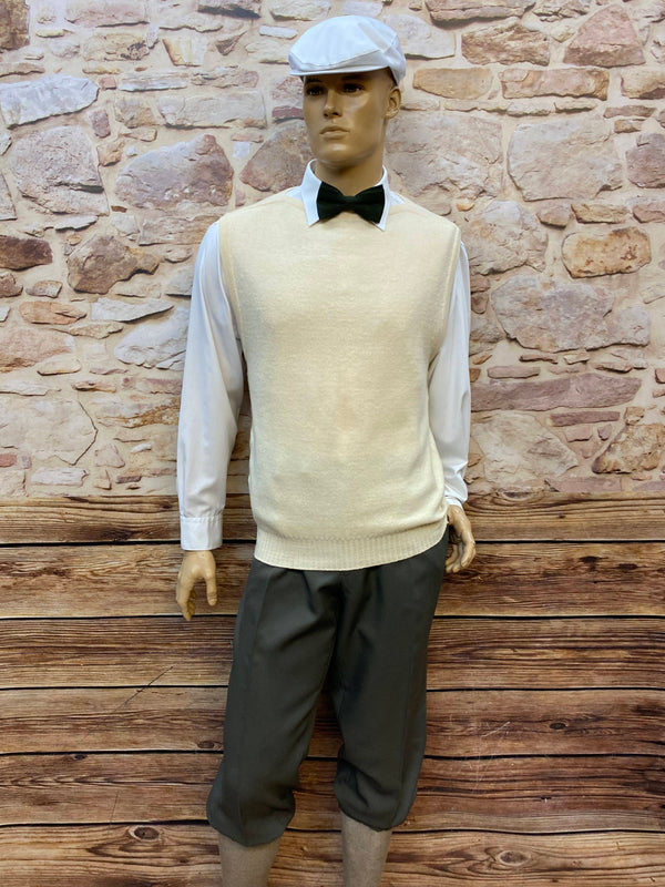 20er Jahre Herren Outfit Gr. 56 mit olivgrauer Knickerbockerhose, cremefarbenem Pullunder und weißer Schiebermütze