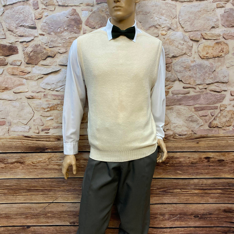 20er Jahre Herren Outfit Gr. 56 mit olivgrauer Knickerbockerhose, cremefarbenem Pullunder und weißer Schiebermütze