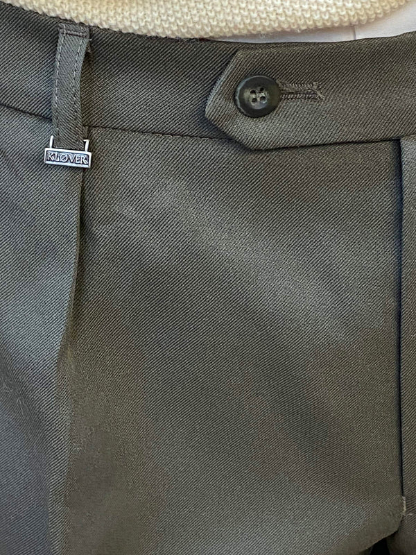 Olivgraue Knickerbockerhose eines 20er Jahre Herren Outfits mit klassischem Bundverschluss